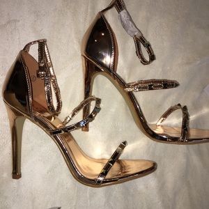 New rose Gold rockstud strappy heels 8